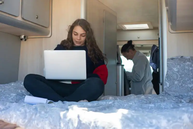 Autonomie en camping-car avec ordinateurs utilisés au camping