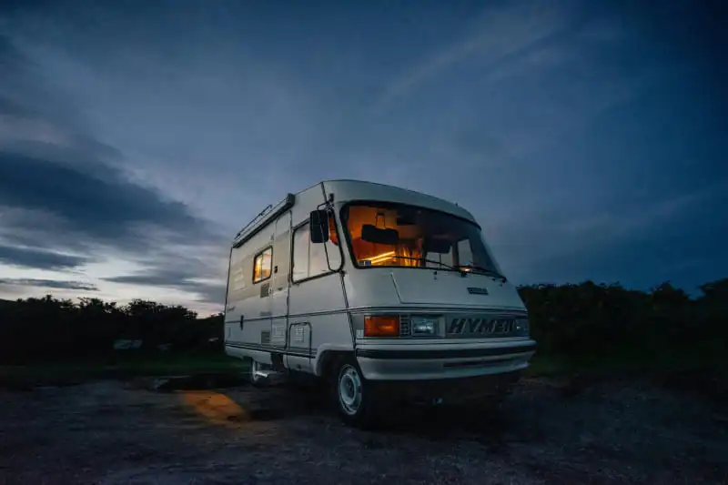 Camping stationné de nuit avec éclairage