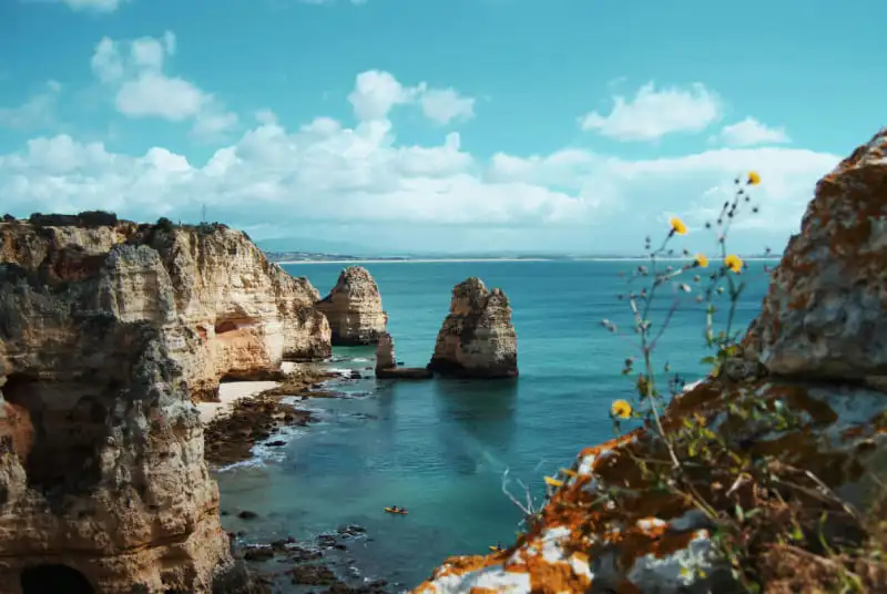 Photographie des falaises et calanques de Lagos au Portugal, vue typique d’un itinéraire en camping-car