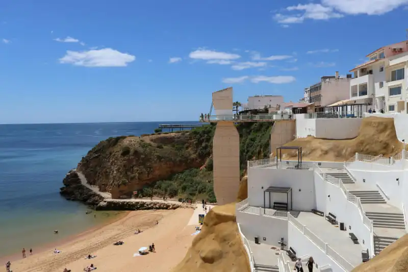 Photographie large d’une plage portugaise, destination road trip camping-car