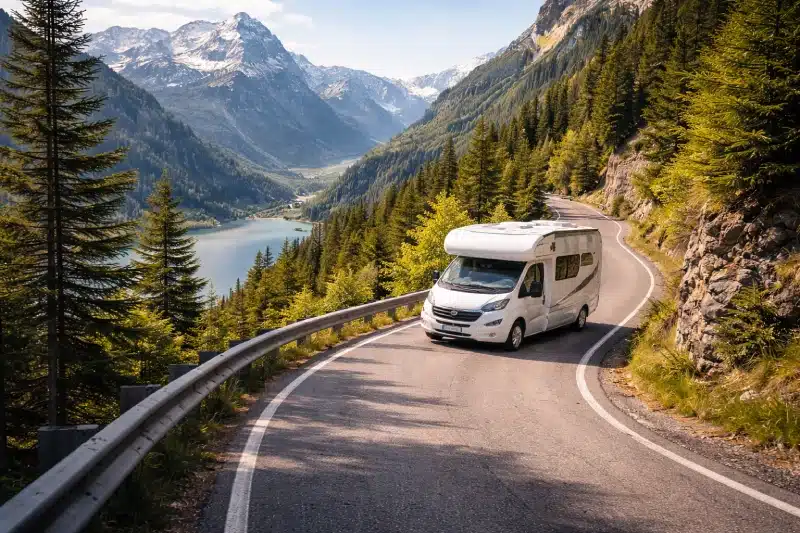 Camping-car circulant sur une route de montagne sinueuse, illustrant l’importance d’un GPS camping-car adapté aux itinéraires complexes