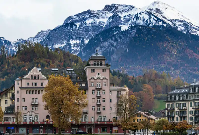 Vue d’Interlaken en Suisse entre lac et montagnes accessible en camping-car