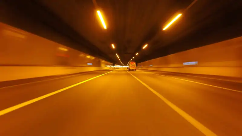 Entrée du tunnel du Gothard en Suisse emprunté par des camping-cars