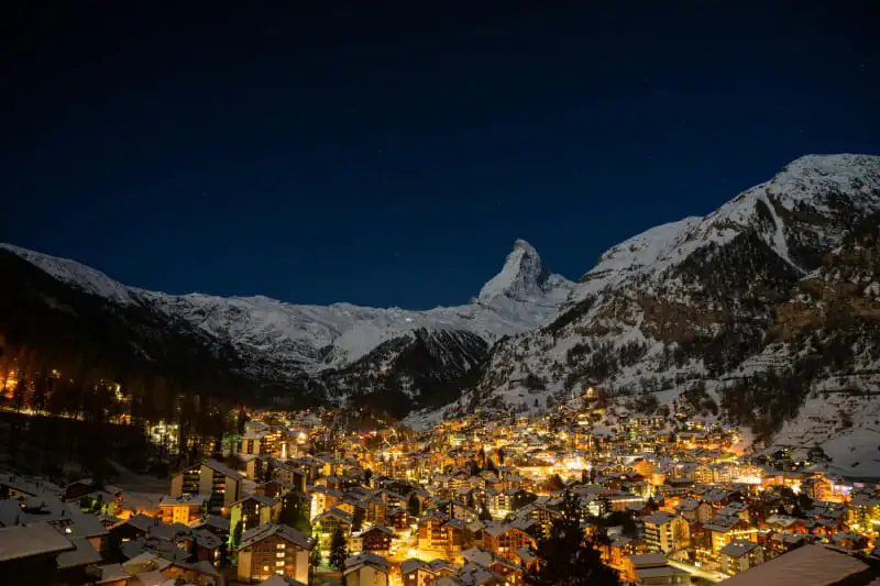 Village de Zermatt en hiver au pied du Cervin lors d’un voyage en camping-car
