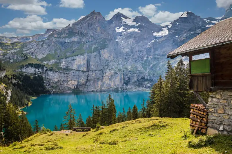 Paysage de montagnes suisses avec vallée alpine et route fréquentée par les camping-cars
