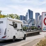 Camping-car devant un panneau ZFE à l'entrée d'une grande ville française