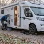 Propriétaire préparant son camping-car pour l’hivernage avant l’arrivée du froid.