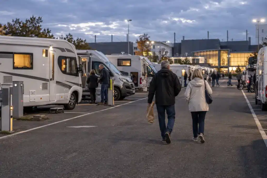 Parking camping-car du Salon VDL 2026 au Bourget en début de soirée.